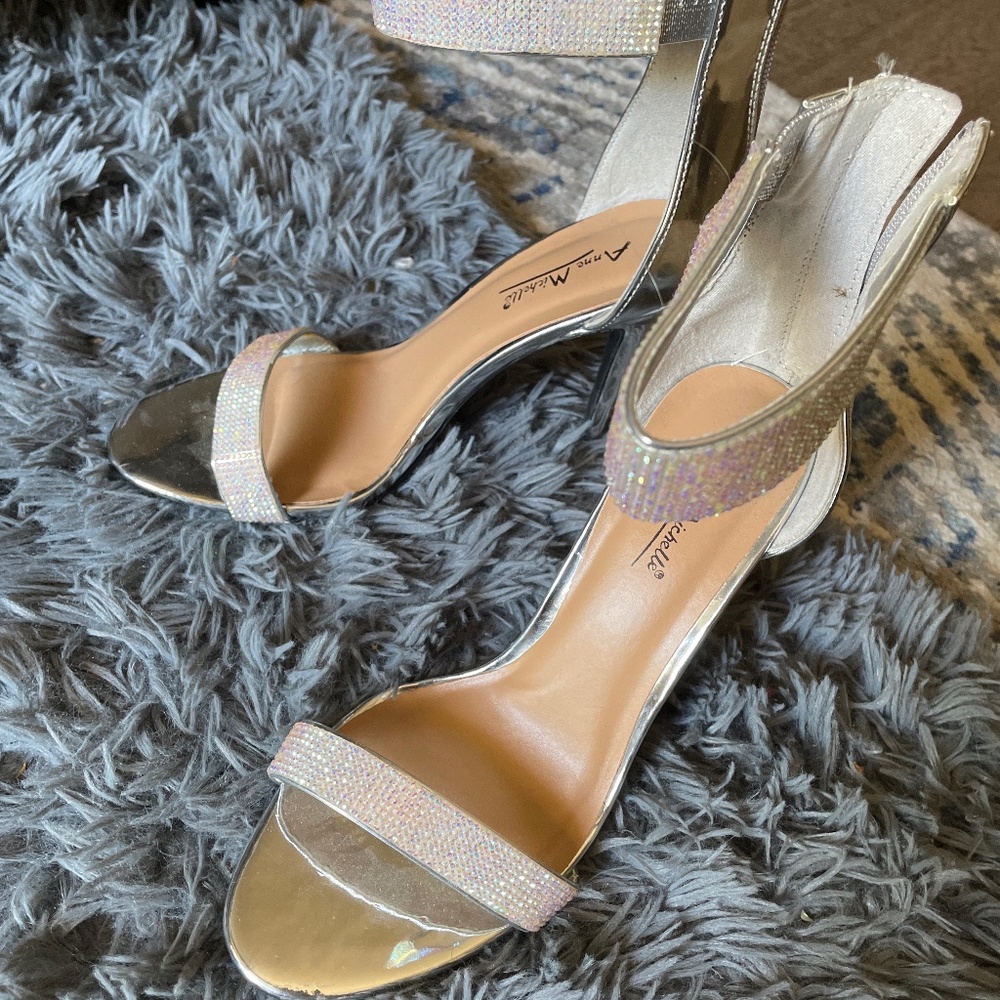 Windsor size 7 sparkly heel